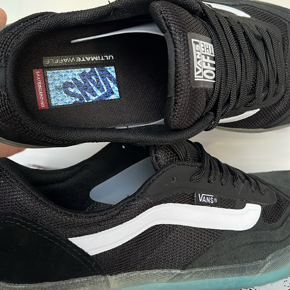 Vans Men’s Ave
Black/White
VN0A5JIBY28
Sneakers - Picture 11 of 16